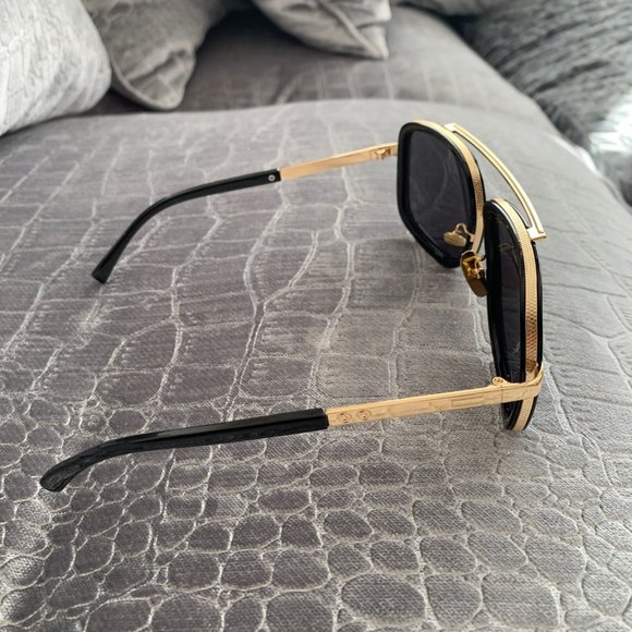 Fashion Sunglasses With Black And Gold Color Frame - Picture 5 of 5
